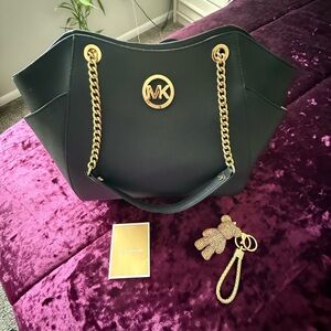 Michael Kors purse 👛 with Gold Accents